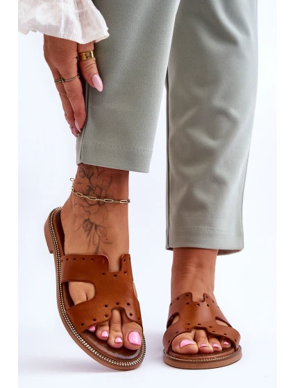 model 21617405 Dámské žabky s ozdobnými výřezy hnědé - Zazoo