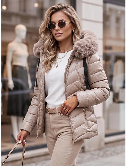 Dámská prošívaná zimní bunda s kapucí béžová Dstreet model 21970304 - FashionStreet Dámská prošívaná zimní bunda s kapucí béžová Dstreet model 21970304 - FashionStreet