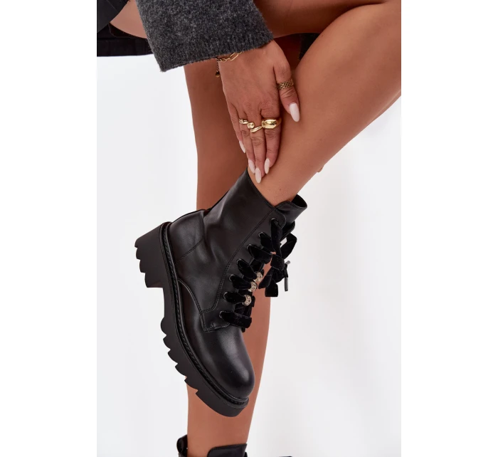Zateplené dámské kotníkové boty s ozdobným šněrováním černé Elindra