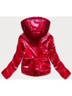 Lesklá červená prošívaná dámská bunda s kapucí (B9560) Lesklá červená prošívaná dámská bunda s kapucí (B9560)