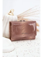 Lakovaná dámská peněženka s třpytivými detaily Cermina – béžová Lakovaná dámská peněženka s třpytivými detaily Cermina – béžová