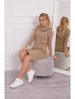 Šaty s kapucí a kapsami camel