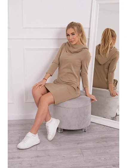 Šaty s kapucí a kapsami camel