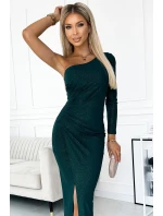 Dlouhé dámské šaty přes jedno rameno v lahvově zelené barvě s brokátem model 21819805 - numoco Dlouhé dámské šaty přes jedno rameno v lahvově zelené barvě s brokátem model 21819805 - numoco