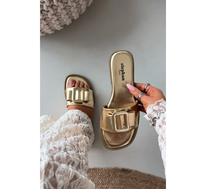 Dámské nazouváky na ploché podrážce s zlatým přezkou model 21900550 - Boto