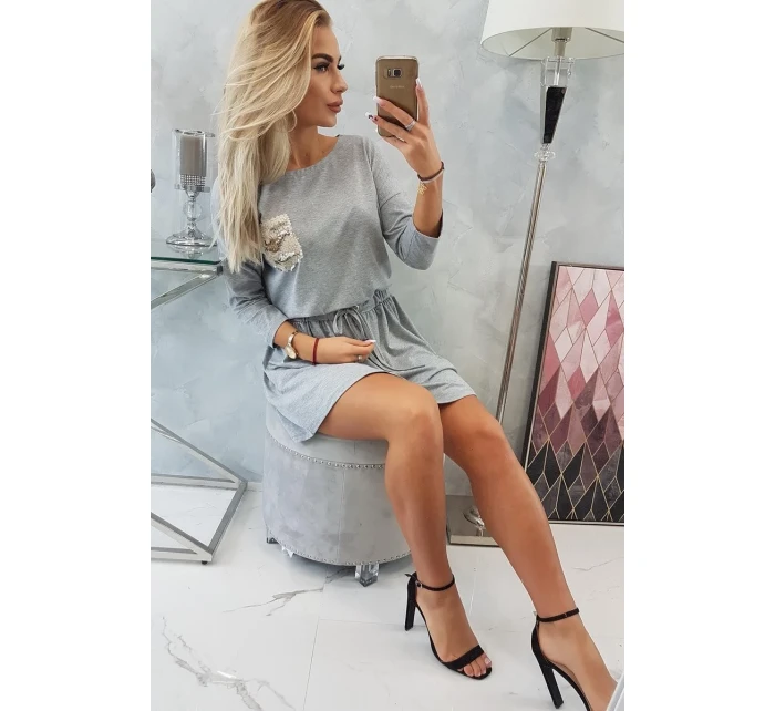 Šaty s flitrovou kapsou šedé