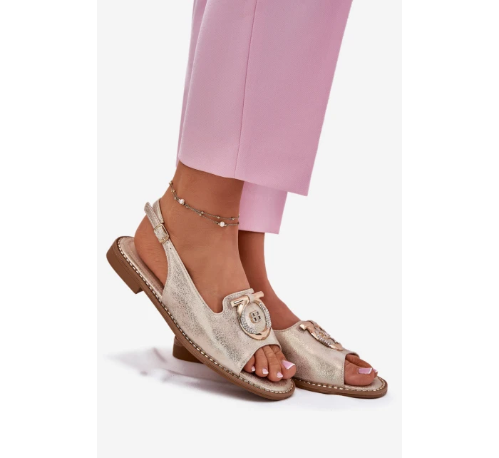 Elegantní Sandály S Dekorací Na Plochém Podpatku model 21698171 Zlaté - S.Barski Elegantní Sandály S Dekorací Na Plochém Podpatku model 21698171 Zlaté - S.Barski