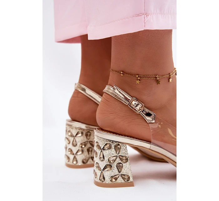 Průhledné sandály na podpatku s krystaly model 22102733 Zlaté - VINCEZA Průhledné sandály na podpatku s krystaly model 22102733 Zlaté - VINCEZA