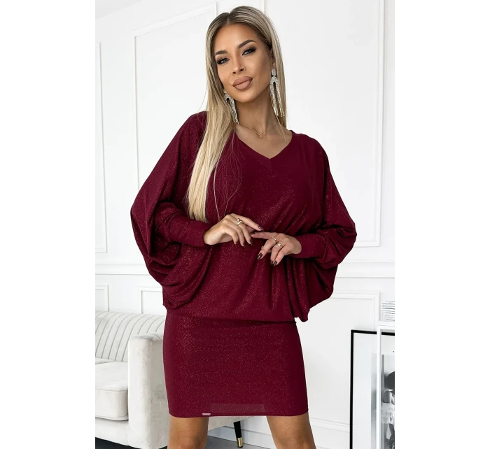 Dámské netopýří šaty ve vínové bordó barvě s brokátem a s výstřihem model 19328833 - numoco Dámské netopýří šaty ve vínové bordó barvě s brokátem a s výstřihem model 19328833 - numoco