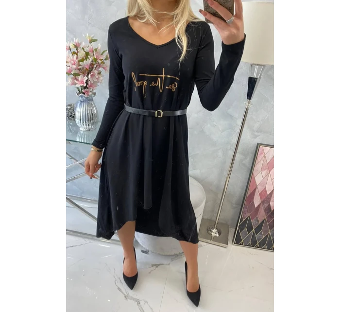 Šaty s ozdobným páskem a nápisy černé barvy