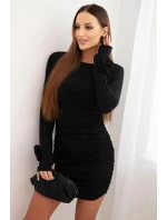 Dámská šaty s viskózou model 21461130 s nařasením a květinami na rukávech černá - K-Fashion Dámská šaty s viskózou model 21461130 s nařasením a květinami na rukávech černá - K-Fashion