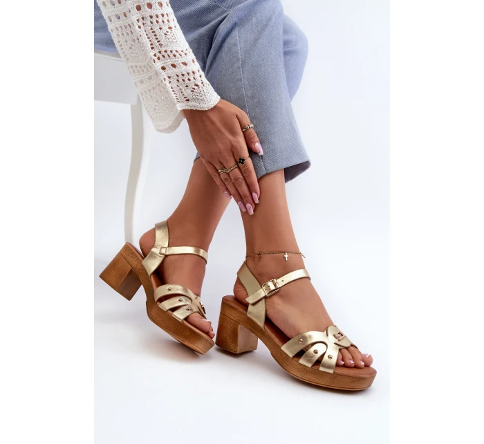 Dámské sandály na podpatku z eko kůže zlaté model 21658010 - EVENTO Dámské sandály na podpatku z eko kůže zlaté model 21658010 - EVENTO
