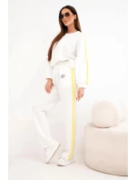 Dámská tepláková souprava model 21951911 s lampasy a volnou mikinou bílý - K-Fashion Dámská tepláková souprava model 21951911 s lampasy a volnou mikinou bílý - K-Fashion