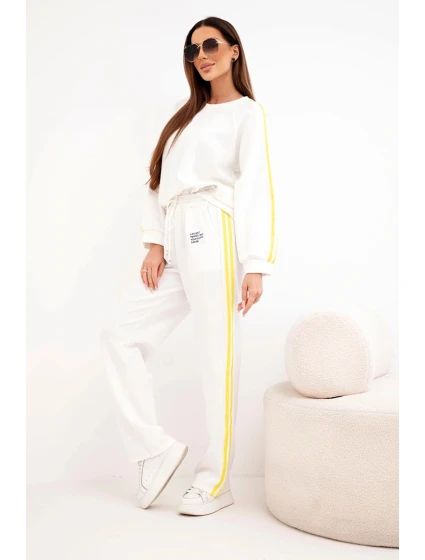 Dámská tepláková souprava model 21951911 s lampasy a volnou mikinou bílý - K-Fashion Dámská tepláková souprava model 21951911 s lampasy a volnou mikinou bílý - K-Fashion