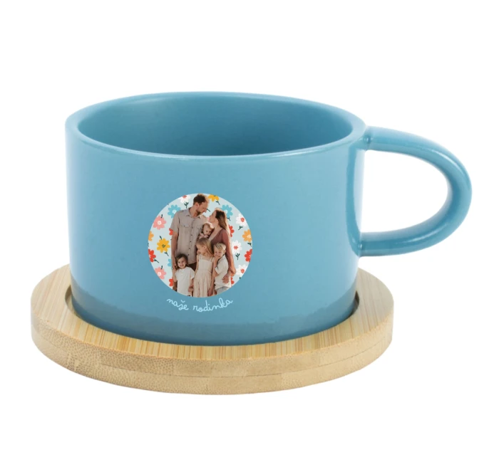 Personalizovaný keramický hrníček Makronka s výřezem fotky na podkladu