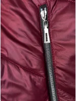 Dámská bunda ve vínové bordó barvě s ozdobnou kapucí (B8227-74) Dámská bunda ve vínové bordó barvě s ozdobnou kapucí (B8227-74)