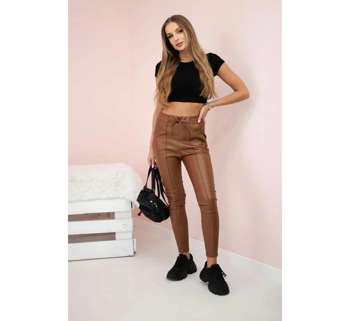 Dámské kalhoty z eko kůže s vázáním a rozparkem na nohavici hnědé