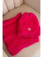 Dámská souprava čepice a šály zimní nadýchaná s ozdobným emblémem fuchsie Dámská souprava čepice a šály zimní nadýchaná s ozdobným emblémem fuchsie