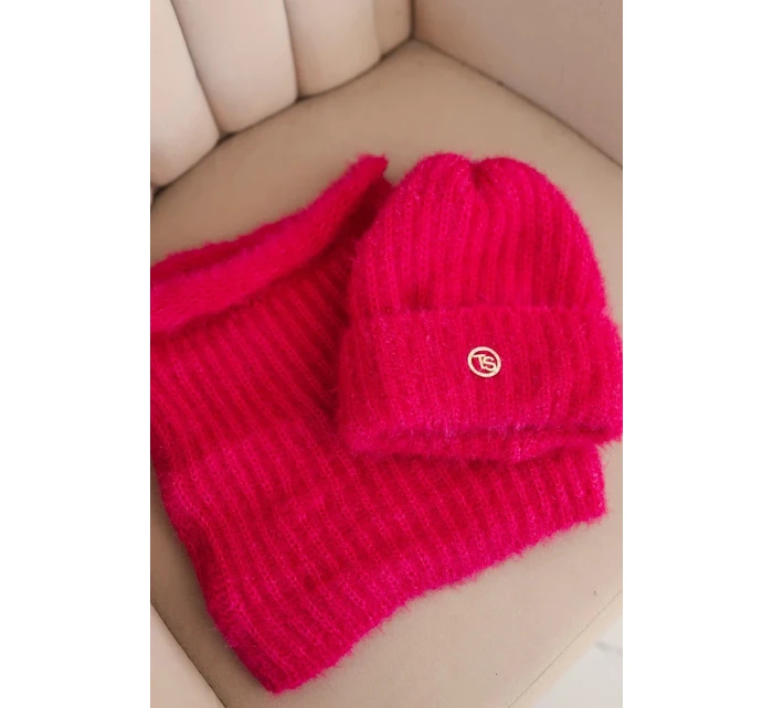 Dámská souprava čepice a šály zimní nadýchaná s ozdobným emblémem fuchsie Dámská souprava čepice a šály zimní nadýchaná s ozdobným emblémem fuchsie