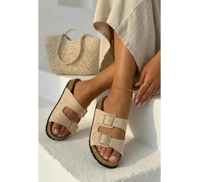 Semišové pantofle na korkové podrážce s přezkami béžové model 22120824 - Boto