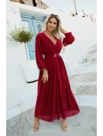 model 21729082 Elegantní plisované maxi šaty s páskem a obálkovým výstřihem vínové - numoco basic