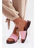 Ženské pantofle s zlatými sponami Růžové model 21937768 - Boto