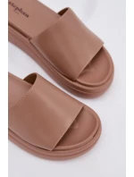 Dámské pantofle na platformě tmavě béžové model 21918985 - Boto Dámské pantofle na platformě tmavě béžové model 21918985 - Boto