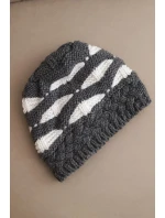 Dámská zimní čepice z vlny v hrubém úpletu a pruhy K465 grafitová + bílá
