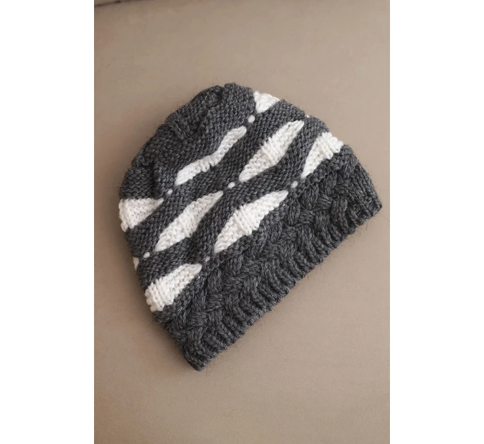 Dámská zimní čepice z vlny v hrubém úpletu a pruhy K465 grafitová + bílá