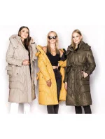 Péřová bunda v olivové barvě se stojáčkem a kapucí model 21244376 - Ann Gissy Péřová bunda v olivové barvě se stojáčkem a kapucí model 21244376 - Ann Gissy