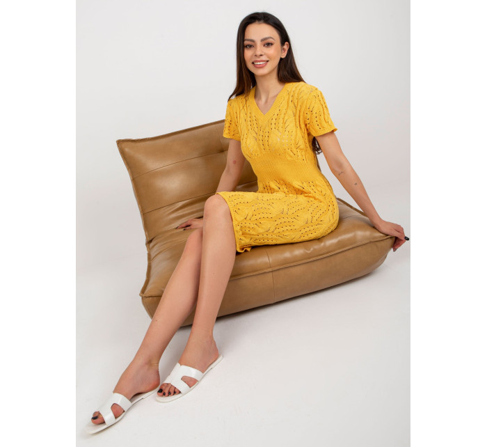 Žluté prolamované pletené šaty ke kolenům