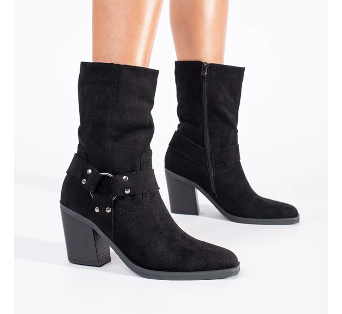 Zajímavé dámské kotníčkové boty na plochém podpatku Zajímavé dámské kotníčkové boty na plochém podpatku