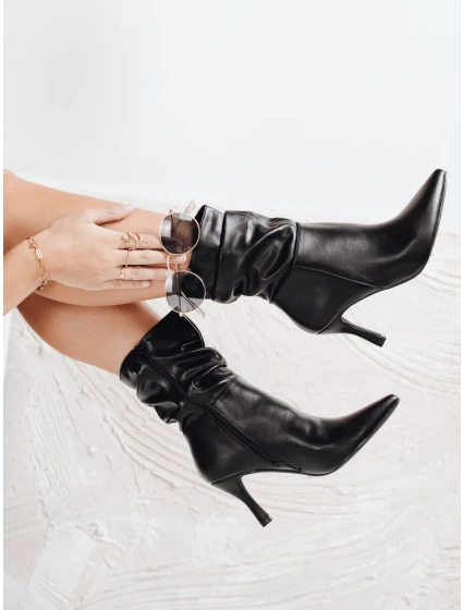 Kozačky na podpatku s pomačkaným svrškem černé FashionStreet ZY1139