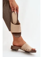 Dámské nazouváky na plochém podpatku se zlatými přezkami Béžové model 21919209 - EVENTO