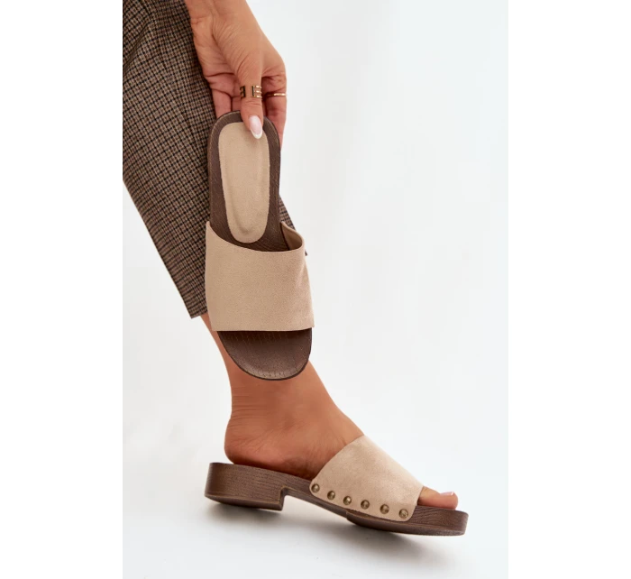 Dámské nazouváky na plochém podpatku se zlatými přezkami Béžové model 21919209 - EVENTO