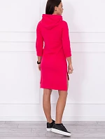 Šaty s delšími zády a barevným potiskem fuchsiové barvy