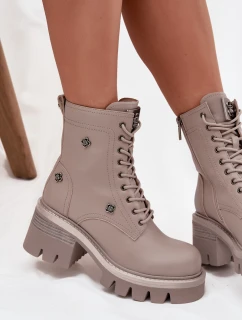 Dámské kožené workery na podpatku s ozdobnými připínáčky Artiker – béžové