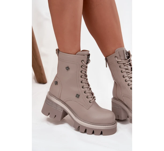 Dámské kožené workery na podpatku s ozdobnými připínáčky Artiker – béžové Dámské kožené workery na podpatku s ozdobnými připínáčky Artiker – béžové