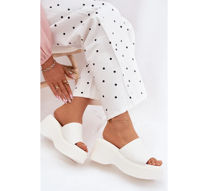 Dámské nazouváky na platformě bílé model 22107205 - Boto