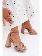 Dámské sandály na podpatku z imitace semiše tmavě béžové model 22107156 - Boto