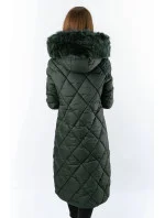 Dlouhá dámská zimní bunda v lahvově zelené barvě s kapucí model 21248699 - Libland