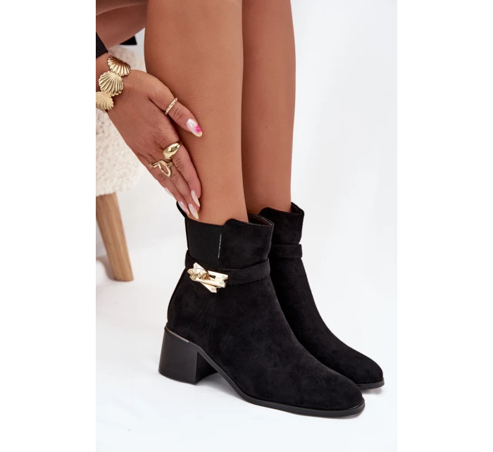 Dámské kotníkové boty Sarona na klinek se zlatou ozdobou – černé Dámské kotníkové boty Sarona na klinek se zlatou ozdobou – černé