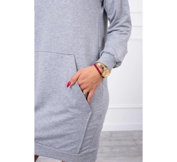 Šedé šaty s kapucí