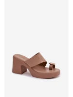 Dámské nazouváky na sloupkovém podpatku se zlatým detailem tmavě béžové model 22037686 - Boto