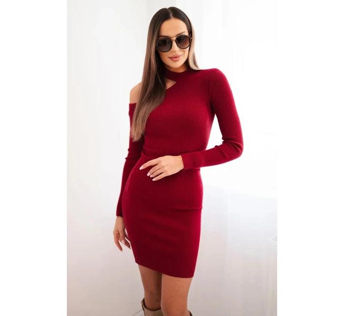 Dámská pletená šaty s dlouhým rukávem a asymetrickým výstřihem bordová
