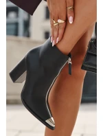 Dámské kotníčkové boty na klínku s ozdobným zipem Černé model 21709047 - Boto Dámské kotníčkové boty na klínku s ozdobným zipem Černé model 21709047 - Boto