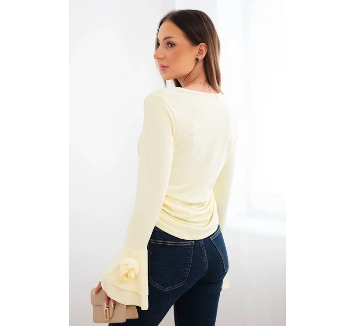 Ženská pruhovaná blůza s V výstřihem a volány na rukávech žlutá