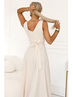 model 22067486 Elegantní večerní maxi šaty s rozparkem a růžemi béžové - numoco