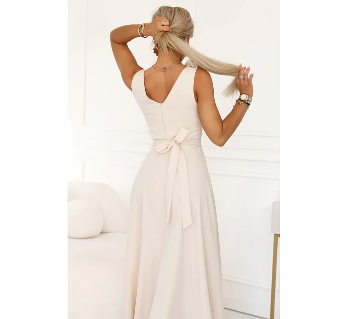 model 22067486 Elegantní večerní maxi šaty s rozparkem a růžemi béžové - numoco