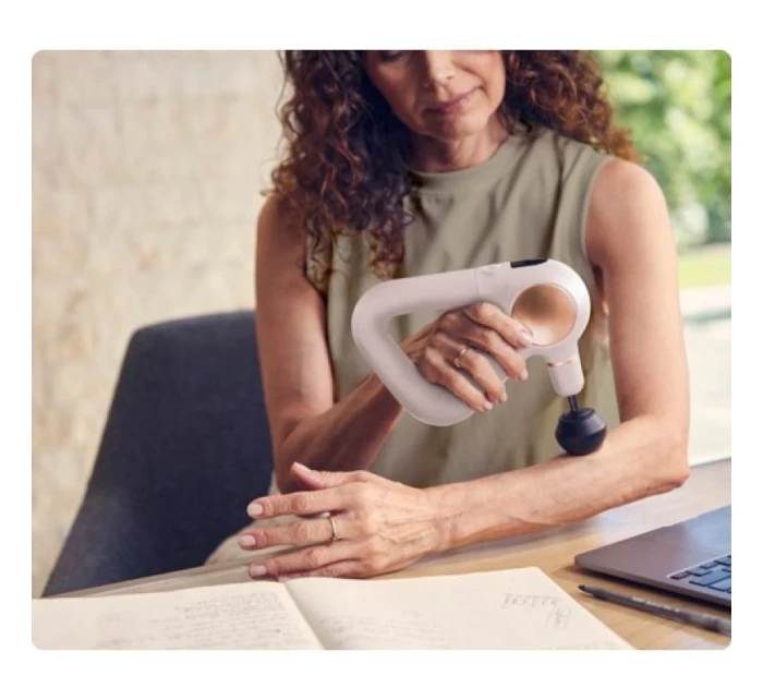 Therabody Theragun Sense ruční masážní přístroj bílý